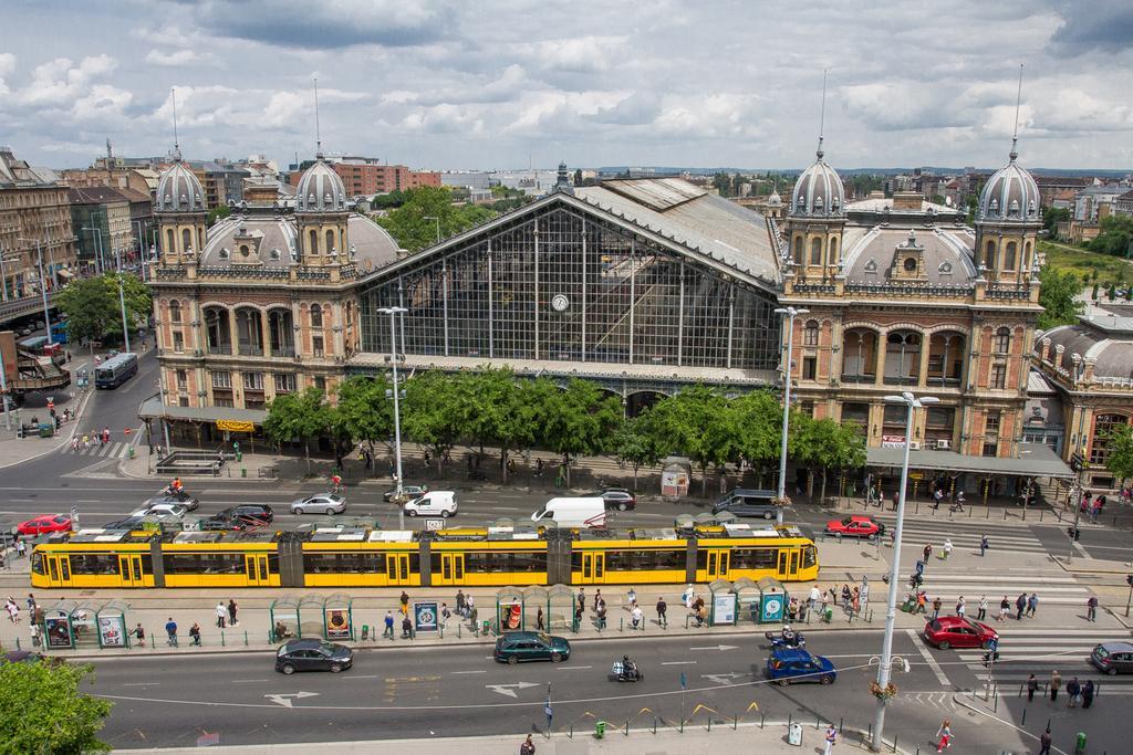 Small Paris Budapest Exterior photo